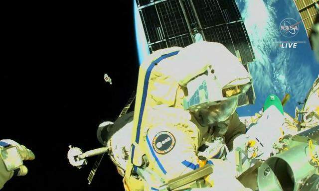 In diesem Standbild aus einer Nasa-Fernsehübertragung ist Flugingenieurin Samantha Cristoforetti zu sehen, wie sie einen Nanosatelliten außerhalb der Internationalen Raumstation ausbringt