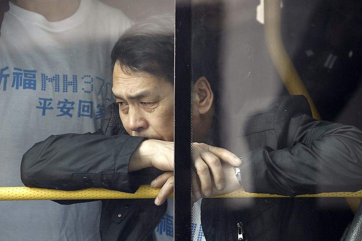In Bussen wurden die Angehörigen vom Hote Lido zu einer Demonstration vor der malaysischen Botschaft in Peking gebracht.