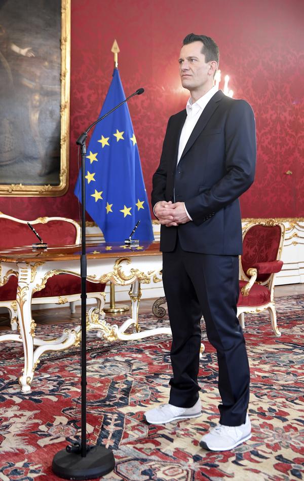 Er habe die Folgen der Coronapandemie "hautnah, direkt und ungefiltert" in seiner Arztpraxis miterlebt, so Van der Bellen: Der Allgemeinmediziner Wolfgang Mückstein ist neuer Gesundheitsminister.
