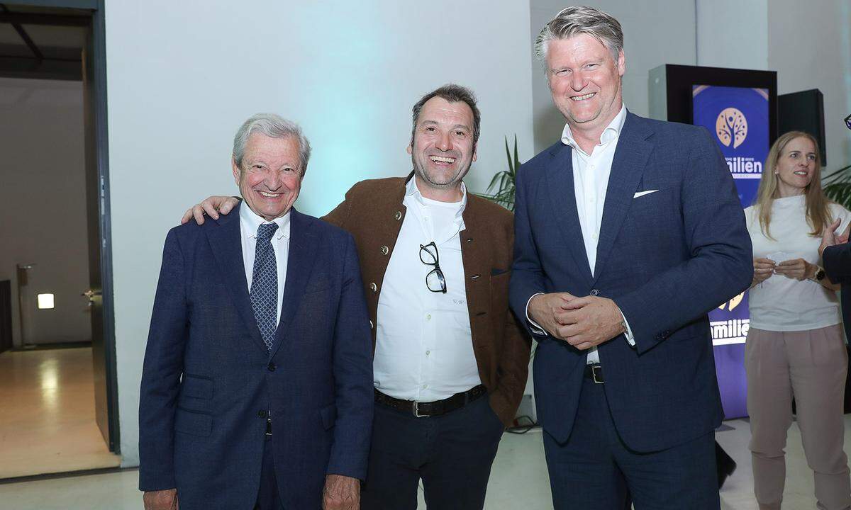Bankhaus Spängler-Aufsichtsrat-Präsident Heinrich Spängler, Uli Weihs, CEO Egger Building Products und Peter Bartos, Partner bei BDO.