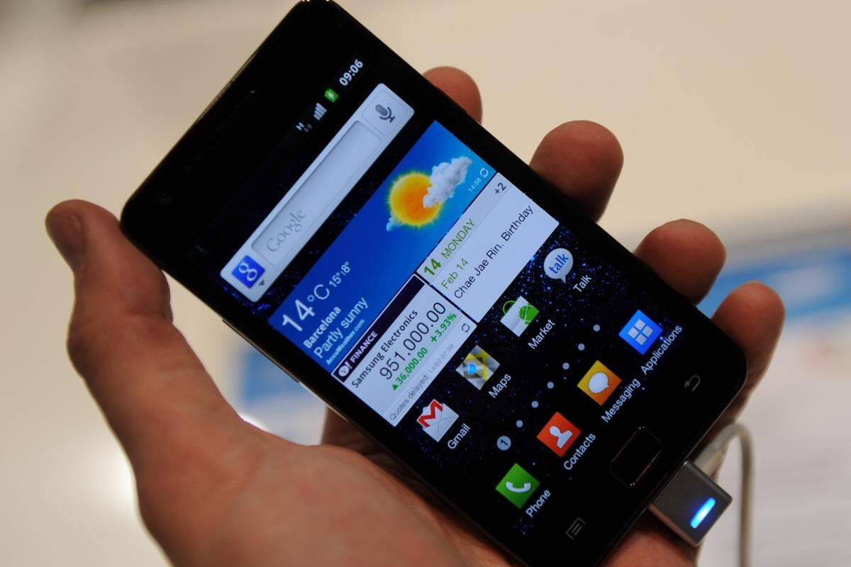 Dass es kommen wird, war kein Geheimnis. Samsungs Galaxy S2 will den Erfolg im Android-Segment fortsetzen und stellt sich als das neue Flaggschiff des Herstellers dar. DiePresse.com konnte sich auf dem Mobile World Congress das Gerät näher ansehen.