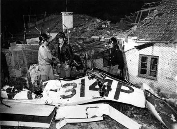 Am 21. Mai 1981 verunglückt der ecuadorianische Präsident JAIME ROLDOS AGUILERA bei einem Flugzeugabsturz in gebirgigem Gelände in der Provinz Loja tödlich. Eine Untersuchungskommission stellte Überladung als Absturzursache fest, doch gab es auch hier Anschlagsgerüchte. Am 4. Dezember 1980 stirbt der portugiesische Ministerpräsident FRANCISCO SA CARNEIRO, als sein Flugzeug auf dem Weg von Lissabon nach Porto nach dem Start abstürzt. (Bild von diesem Absturz)Bei dem Unglück kommt auch Verteidigungsminister Adelino Amaro da Costa ums Leben. Zunächst war von einem Unfall ausgegangen worden, doch deuteten spätere chemische Analysen darauf hin, dass das Flugzeug mit einer Bombe präpariert war.