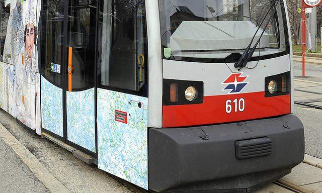 Wien: Lkw-Ladekran legte Straßenbahnlinie 2 lahm (Symbolbild)