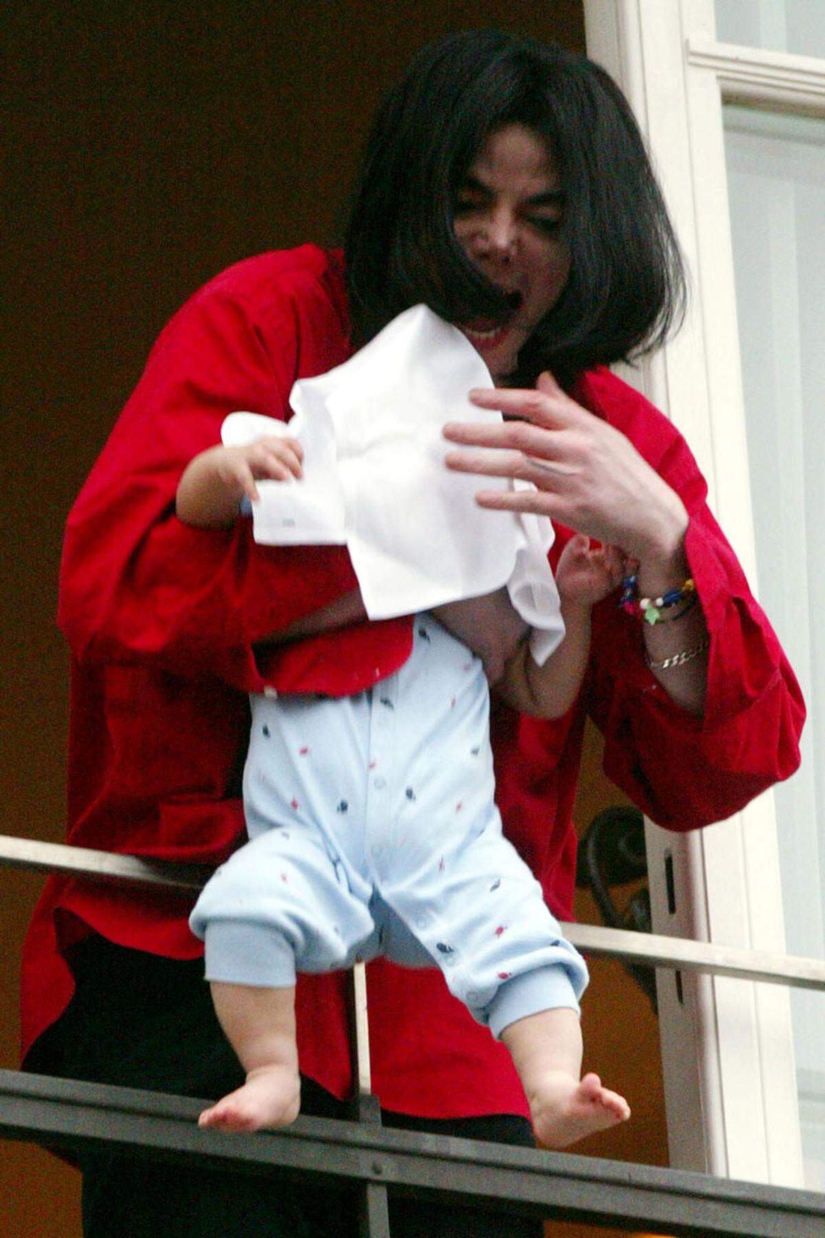 Einen seiner größten Skandale produzierte Michael Jackson dann selbst auch in der Vaterrolle. Während eines Aufenthalts in Berlin 2002 präsentierte der "King of Pop" seinen damals neun Monate alten Sohn Prince Michael II.: Er hielt das zappelnde Baby mit nur einem Arm über das Balkongeländer des Hotel Adlon.