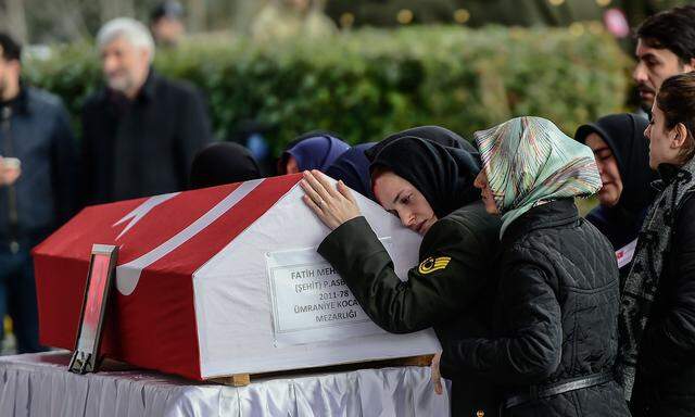 Trauer um gefallene türkische Soldaten. Die Regierung macht Stimmung mit dem Märtyrerkult. 