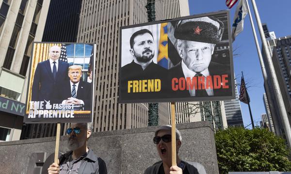 Proteste in New York mit den Konterfeis von Wladimir Putin, Wolodymyr Selenskyj und Donald Trump.