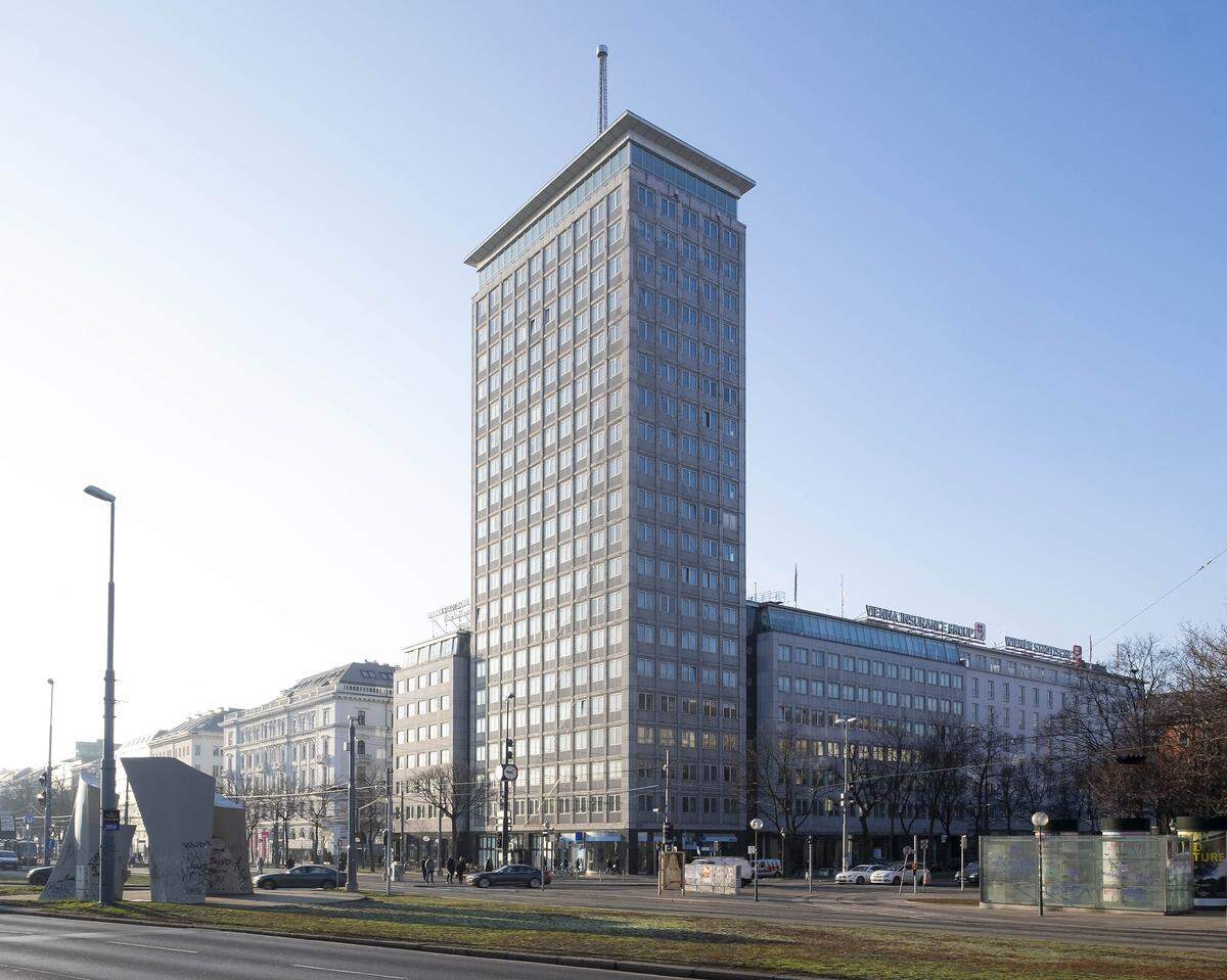 Der Ringturm (erbaut 1955) blieb neben dem Hochhaus Herrengasse (1932) das einzige Hochhaus im ersten Bezirk. Prominent am Eckpunkt Ringstraße/Franz-Josefs-Kai gelegen, wird das Gebäude jedes Jahr von einem anderen Künstler verhüllt – heuer vom österreichischen Künstler Gottfried Helnwein.