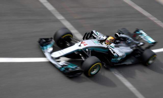 Schräglage oder optischer Fototrick? Mercedes-Star Lewis Hamilton fuhr in Silverstone zur 67. Pole Position seiner Karriere.