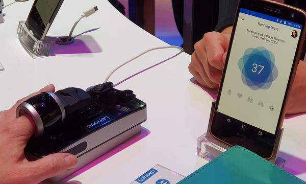 Der Akku-Pack, der JBL-Lautsprecher, die 360-Grad-Kamera, das Hasselblad-Kamera-Modul und das Gamepad gehören zum fixen Bestandteil der Serie. Neu(er) sind dabei das Polaroid-, das Tastatur-, das Alexa-Modul und der hauseigene Low-Budget-Lautsprecher. Gemeinsam mit Lenovo, dem Mutter-Unternehmen, hat Moto jetzt auch ein Vital-Modul.  