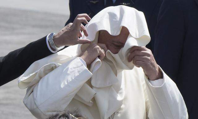 Nicht nur ein Windstoß störte Papst Franziskus während seiner Lateinamerika-Reise.