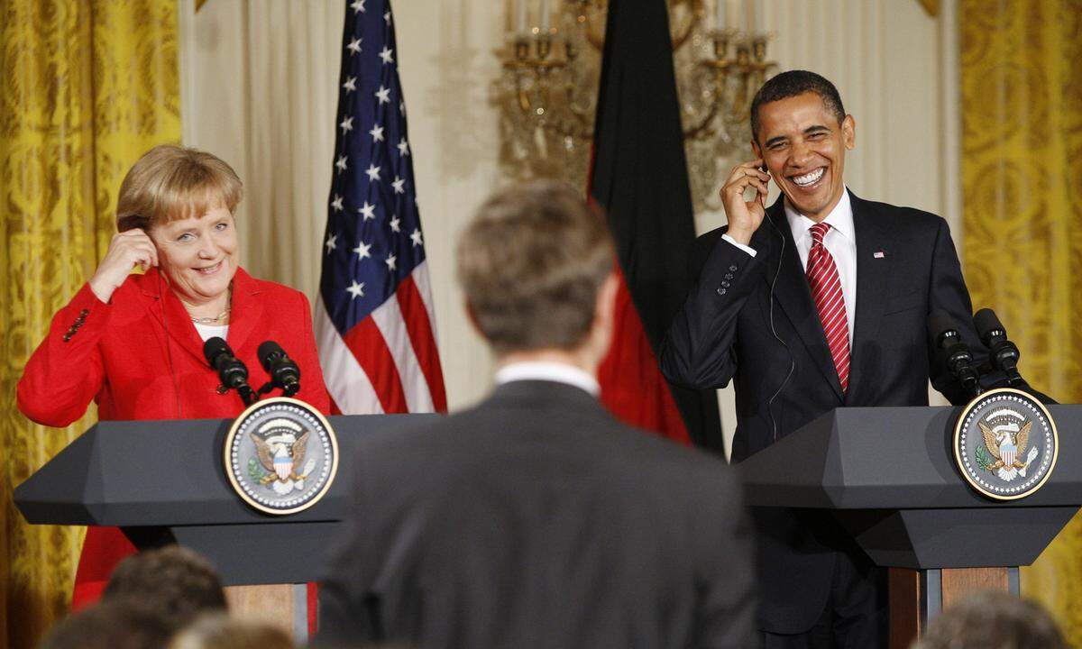 Dann kam Barack Obama. In ihm fand Merkel einen ebenbürtigen Partner mit ähnlichen Denkweisen. Dass sie Obama während seiner ersten Kandidatur nicht vor dem Brandenburger Tor reden ließ, war bald vergessen. Merkel war skeptisch, ob der charismatische erste schwarze Präsident Amerikas die in ihn gesetzten Hoffnungen erfüllen würde. Vieles schaffte der Demokrat nicht - wie die Schließung Guantanamos. Am 26. Juni 2009 traf man sich erstmals im Weißen Haus.