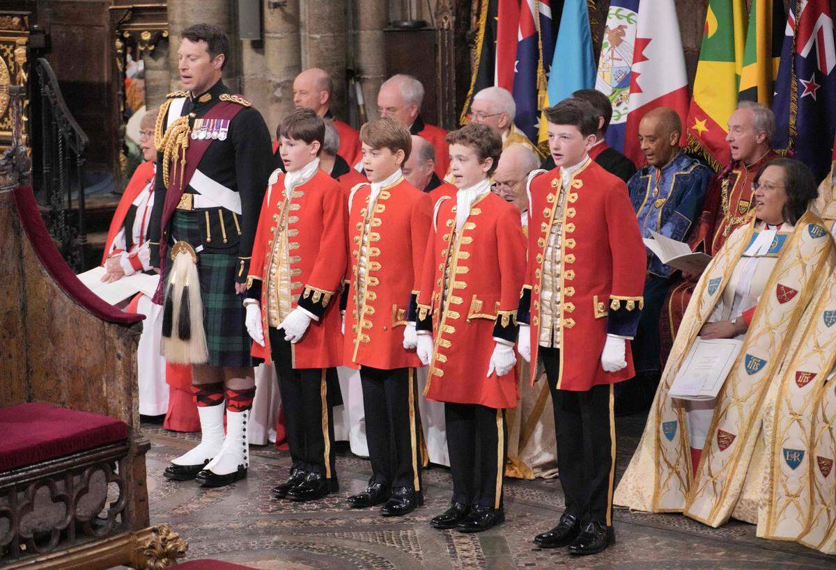 Hier noch ein besserer Blick auf Prinz George (Zweiter von links). 