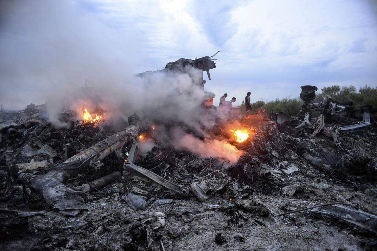 Im Osten der Ukraine ist am Donnerstag eine Passagiermaschine der Malaysia Airlines mit 295 Menschen an Bord abgestürzt.