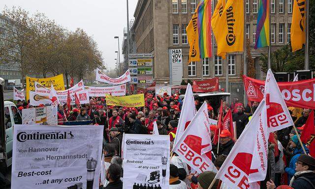 Hannover, 20.11.2019. Gewerkschaftler der IG-Metall demonstrieren vor dem Gebaeude der Continental AG. Die IG-Metall hatt