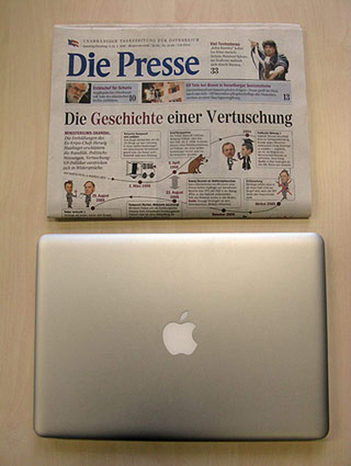 Wer auf eine große Festplatte und viele Schnittstellen verzichten und einen Preis von 1.700 Euro verschmerzen kann, findet im MacBook Air ist ein vollwertiges Notebook mit Style.  Darf es aber auch ein bisschen weniger Design und ein wenig mehr Gewicht sein, wäre das MacBook eine günstigere Alternative.