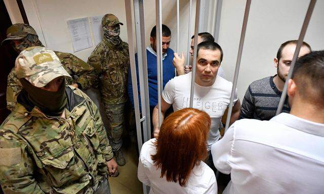 Vorführung vor Gericht. Kiew hofft, dass die in Russland inhaftierten ukrainischen Matrosen bald freigelassen werden.