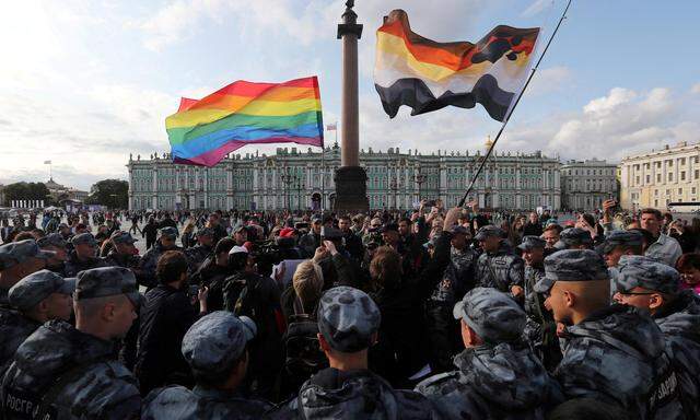 Ein Foto von der „Pride“ in St.Petersburg im Jahr 2019: Protestierende werden von Militärs umringt. 