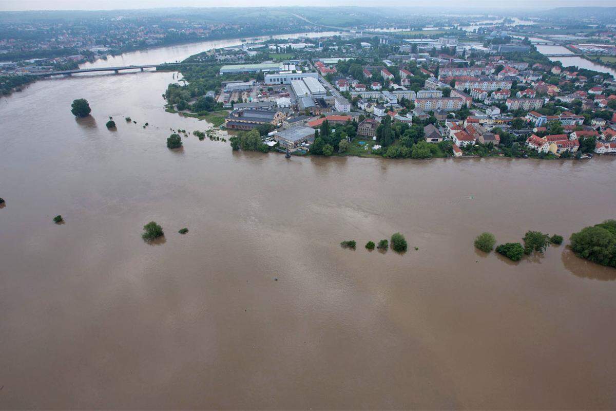 Im Industriegebiet von Übigau kurz vor Dresden ist die Elbe bereits über die Ufer getreten.