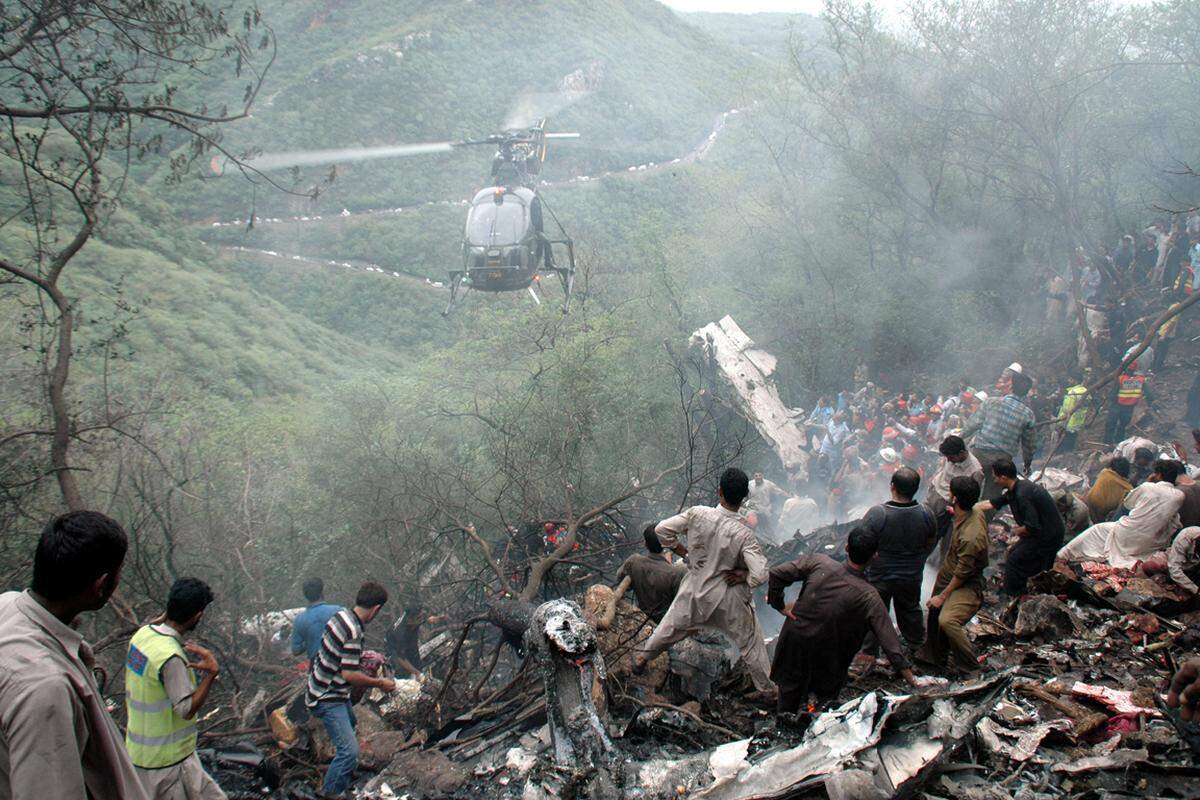 Im Landeanfrlug auf den Flughafen Islamabad kollidiert ein Airbus A321-200 des airblue-Fluges 202 mit den Margalla Hills. Alle 132 Menschen an Bord kommen ums Leben.