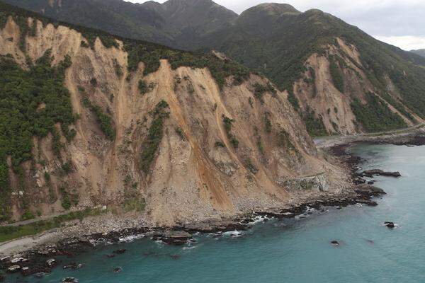 Premierminister John Key machte sich bei einem Hubschrauberflug in der Umgebung von Kaikoura ein Bild von der Lage. Vielerorts waren Schäden durch Erdrutsche zu erkennen. Die Zufahrtstraßen zu dem Ort waren durch derartige Erdrutsche blockiert.