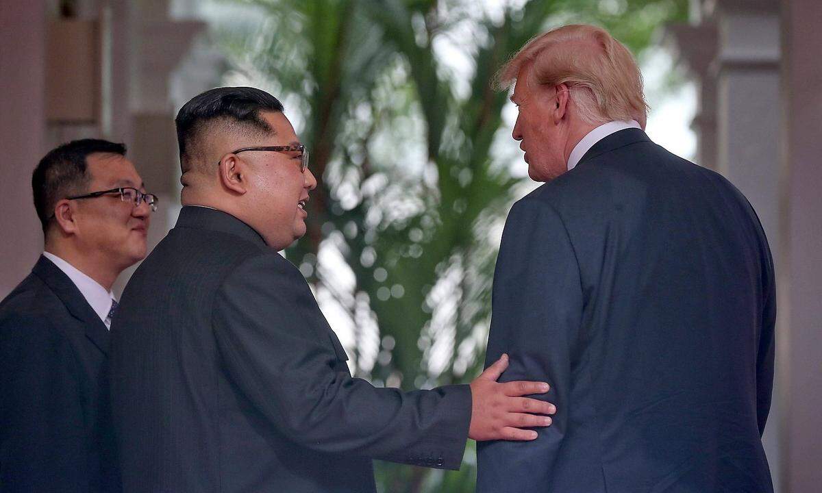 Selbst Kim Jong-un versuchte sich nach Beendigung der Verhandlungen in großer Runde in einer Geste der Überlegenheit: Er legte dem US-Präsidenten die Hand auf den Arm. Bei den Nordkoreanern wird das gut ankommen. In den USA jedoch sorgten auch die Fotos der beiden Männer vor der US-Flagge auf Sozialen Netzwerken für Empörung.