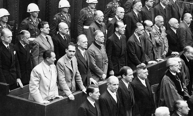 Die Anklagebank im Nürnberger Prozess gegen die NS-Hauptkriegsverbrecher, links Hermann Göring