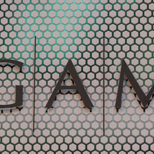 Die Aktie des angeschlagenen Vermögensverwalters steigt.