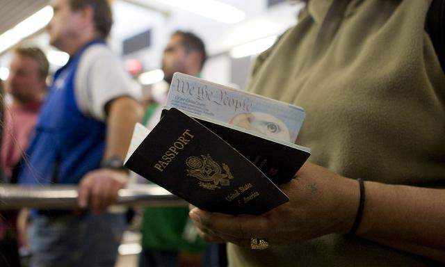 Betroffen von dem Dekret ist ein Visa-Programm,  das genutzt wird, damit Ausländer vorübergehend in den USA arbeiten können.