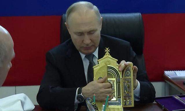 Putin brachte die Kopie einer Ikone mit auf seinen Besuch in den besetzten ukrainischen Gebieten.