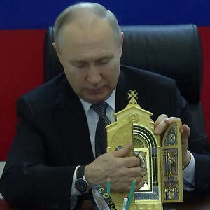 Putin brachte die Kopie einer Ikone mit auf seinen Besuch in den besetzten ukrainischen Gebieten.