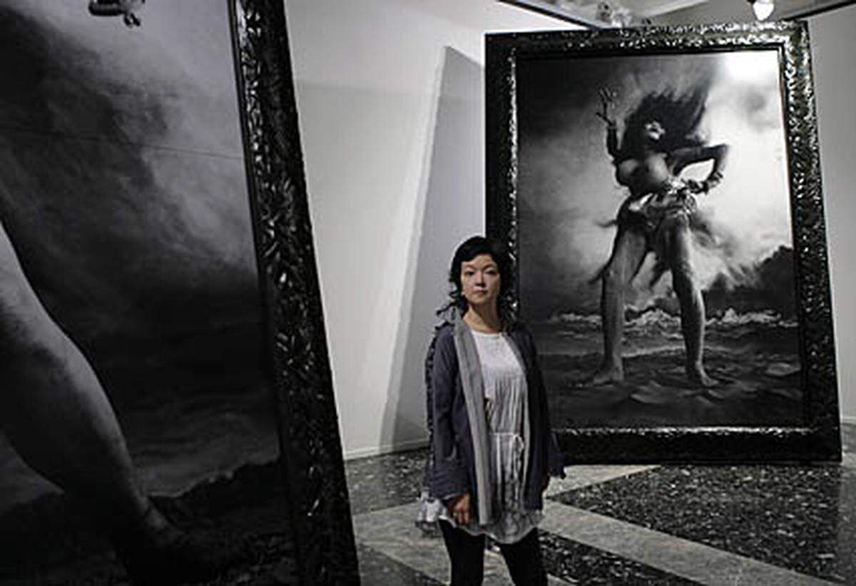 Die Japanerin Miwa Yanagi posiert neben ihren "Windswept Women".