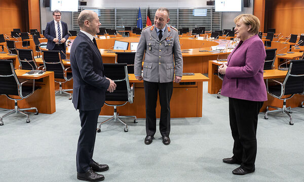 Der künftige Kanzler Scholz (li.), der neue Krisenstableiter, General Carsten Breuer (Mitte), und die geschäftsführende Bundeskanzlerin Angela Merkel.
