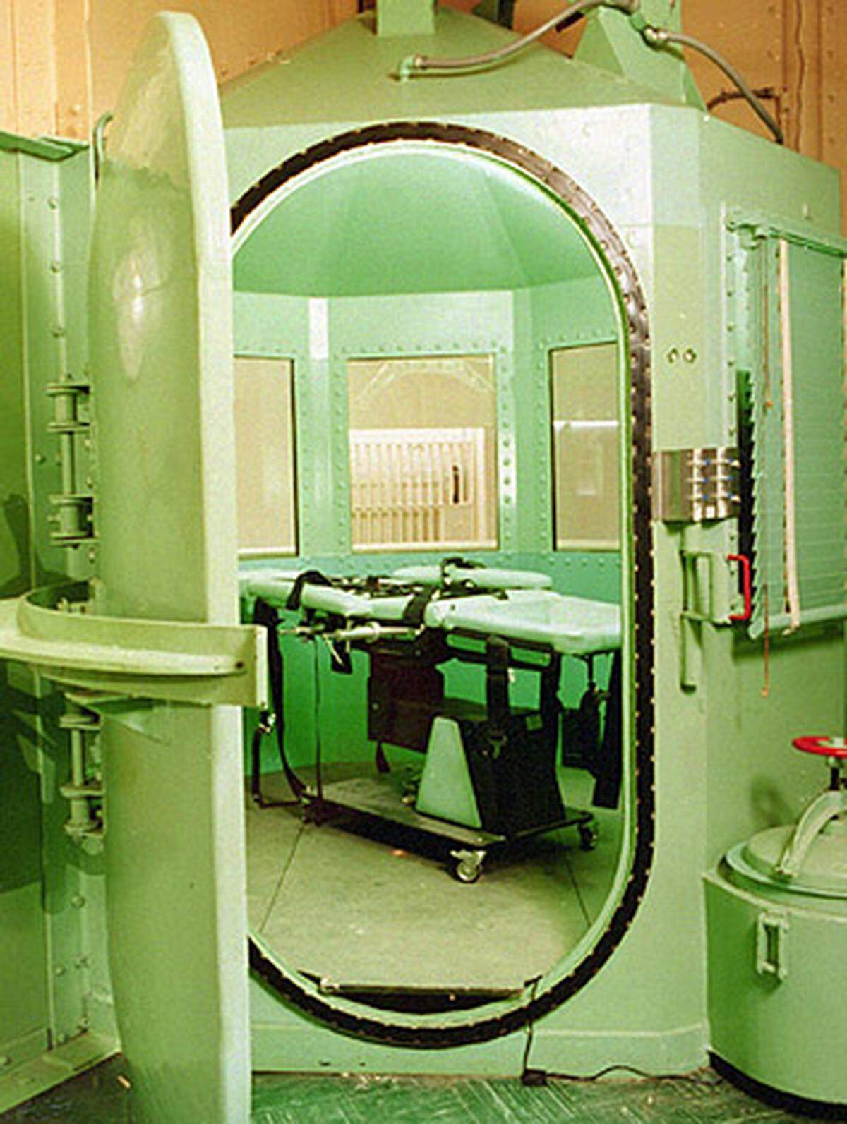 Der Oberste Gerichtshof erklärte die Todesstrafe 1972 für verfassungswidrig. Nach der bundesweiten Abschaffung wurde sie 1976 jedoch erneut zugelassen.Im Bild: Die Exekutionskammer des San Quentin Staatsgefängnises in Kalifornien.