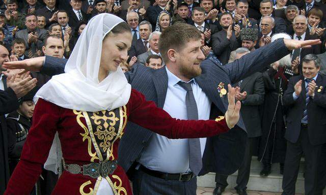 Tschetscheniens Präsident Ramsan Kadyrow gab schon 2007 den Takt seiner „Leitkultur“ vor.