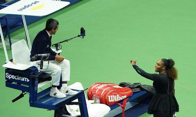 Serena Williams streitet mit dem Schiedsrichter