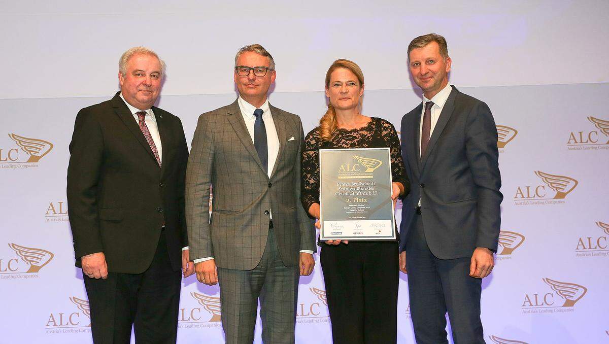 Auszeichnung 2. Platz Kategorie National Großbetriebe für die Franz Großschädl Stahlgroßhandel GmbH (v.l.): Landeshauptmann Hermann Schützenhöfer, die Geschäftsführer Ewald und Claudia Kronheim sowie Porsche Graz Liebenau-Geschäftsführer Gerhard Monsberger.