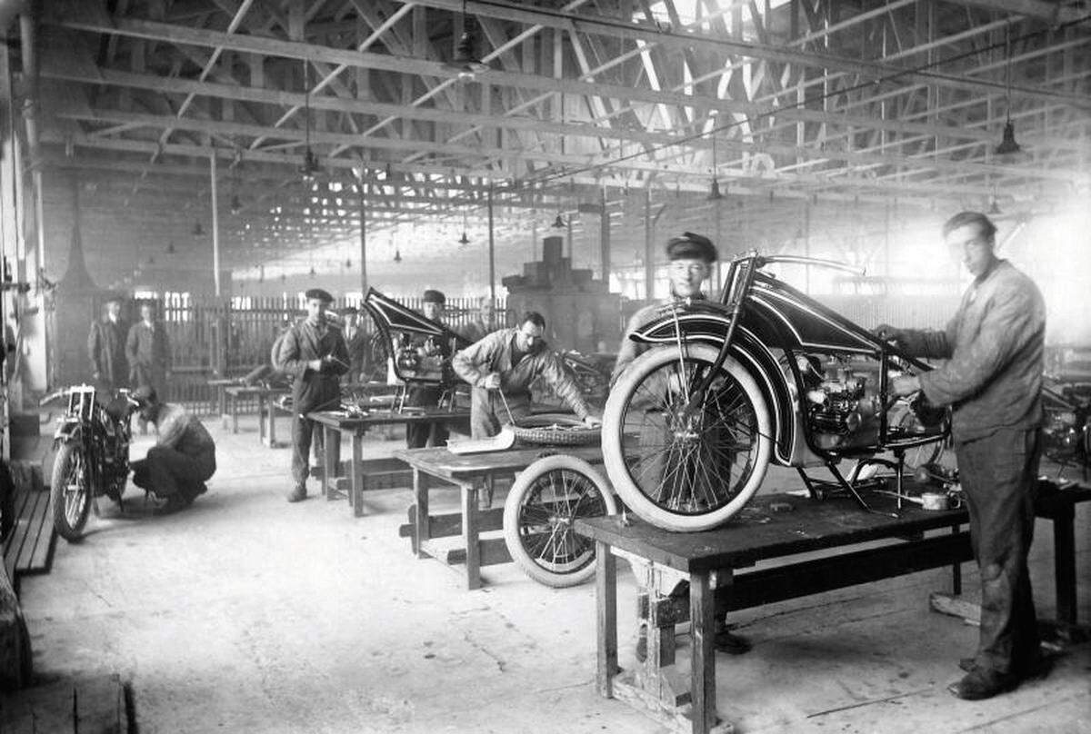 Danach stieg das Unternehmen im Herbst 1923 in den Bau vom Motorrädern ein. Das erste Modell: Die BMW R 32.