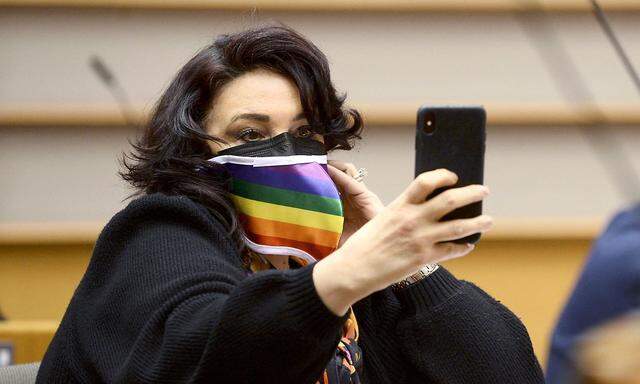  EU-Gleichstellungskommissarin Helena Dalli macht ein Selfie im EU-Parlament.