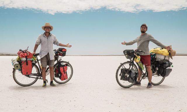 Mit dem Fahrrad nach Australien: Elf Monate waren Andreas Buciuman (l.) und Dominik Bochis unterwegs.