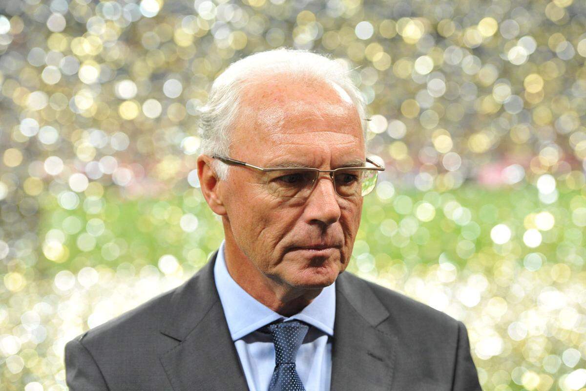 Fußball-Legende Franz Beckenbauer hat seinen imperialen Spitznamen "Kaiser" einen Angaben nach aus Wien mitgebracht. Anlässlich eines Freundschaftsspiels seines FC Bayern München stellte er sich für ein Foto neben die Büste von Franz I., von da an erhoben die Medien den Bayern in den Kaiserrang.