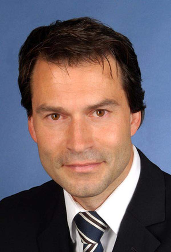 Oliver Lederer ist per 01. Juni 2011 in die AENGEVELT-Geschäftsleitung berufen worden. Seit fünf Jahren ist der 40-Jährige als Senior-Berater im Team „Investment &amp; Development“ in Düsseldorf tätig.