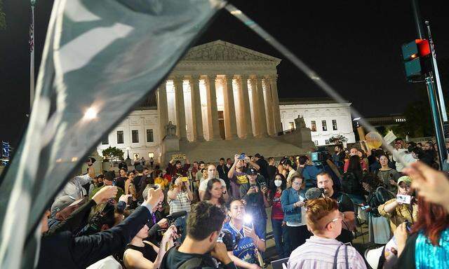 In der Nacht versammelten sich Befürworter des Rechts auf Abtreibung vor dem Supreme Court in Washington D.C..