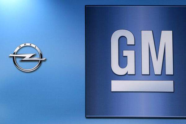 2009 versucht Opel sich, wegen der General-Motors-Insolvenz vom Mutterkonzern zu lösen. Nach langem Hin und Her bleibt die Firma dann doch bei dem US-Hersteller.