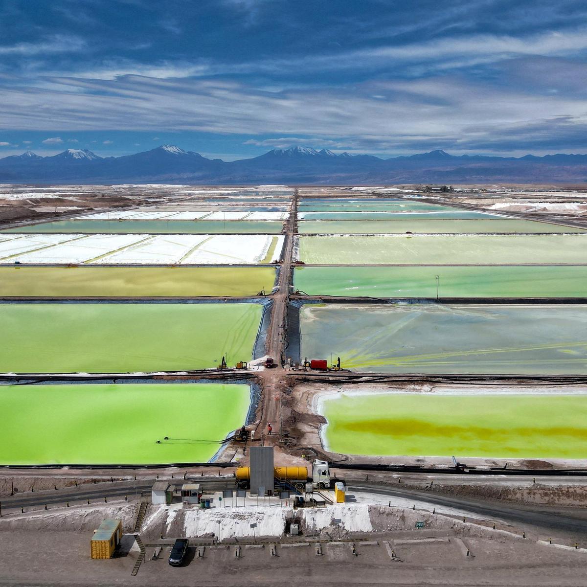 Ein großer Teil der kritischen Rohstoffe wie Lithium, die für die grüne Wende gebraucht werden, lagert auf indigenem Gebiet (im Bild: Lithium-Felder in der Atacama-Salzwüste in Chile). 