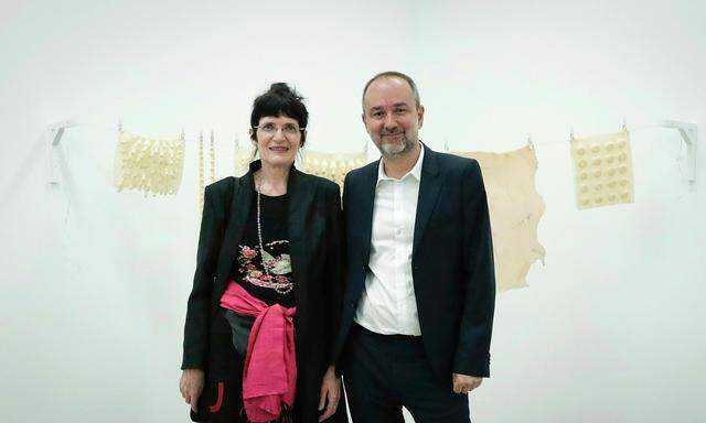 Sie malt keine Blumen: Renate Bertlmann mit Kulturminister Thomas Drozda.