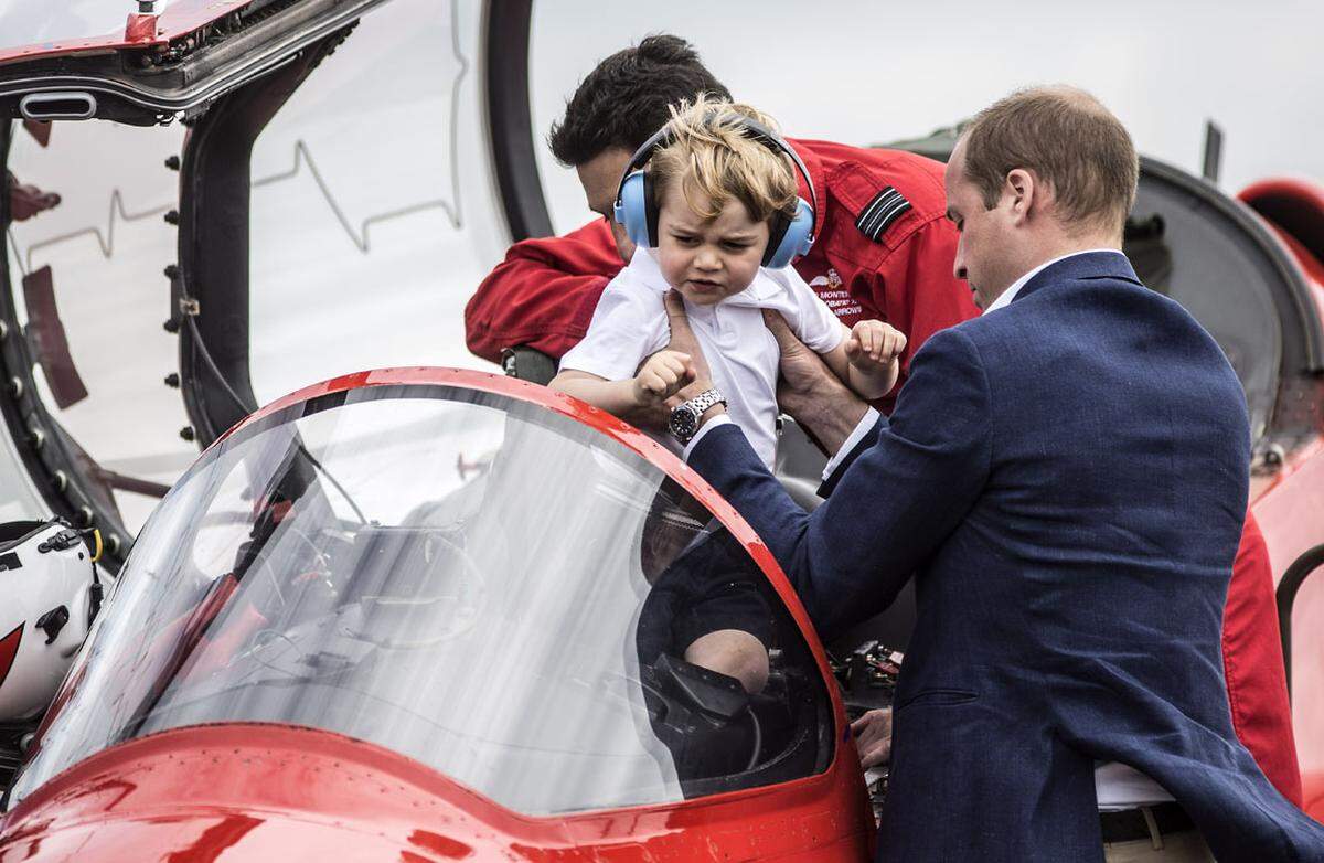 George durfte unter anderem in einem Squirrel-Hubschrauber sitzen - dem gleichen Modell, in dem sein Vater während seiner Militärzeit trainiert hat.