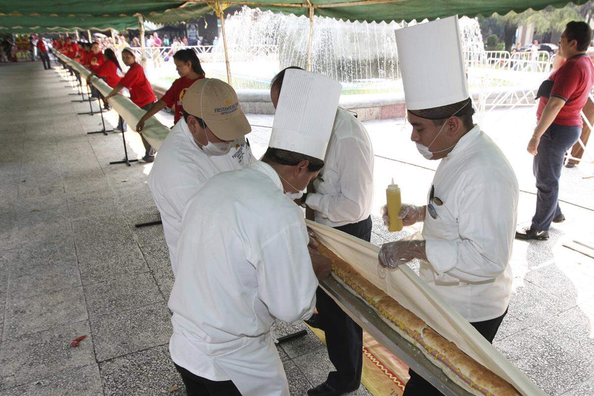 Drei Jahre später zauberten 245 Helfer dann in Asunción in Paraguay den längsten Hot-Dog der Welt. Mit insgesamt 203,8 Metern Länge und 270 Kilogramm Gewicht erhielt der Hot-Dog damals einen Eintrag ins Guinness-Buch der Rekorde.