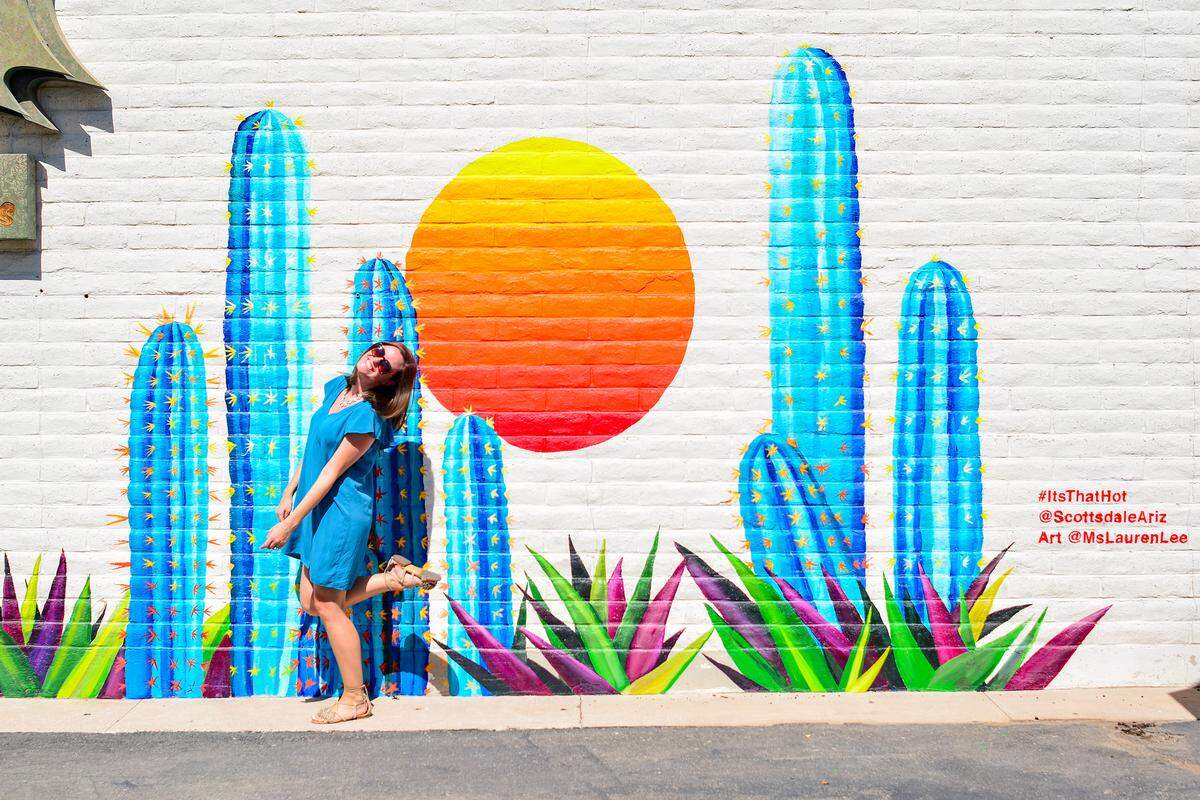 Das Mural in Scottsdale in Arizona der lokalen Künstlerin Lauren Lee entstand als Teil der Sommerkampagne von Experience Scottsdale aus 2018 unter dem Motto #Itsthathot: Es zeigt eine große Wüstensonne in verschiedenen Rottönen, welche von den ikonischen Saguaro-Kakteen umrahmt wird. Die lebhaften Farben des Kunstwerks repräsentieren Scottsdale als eine offene Stadt voller pulsierenden Lebens und Positivität. Zu finden ist das Kunstwerk in Scottsdales Altstadt. 