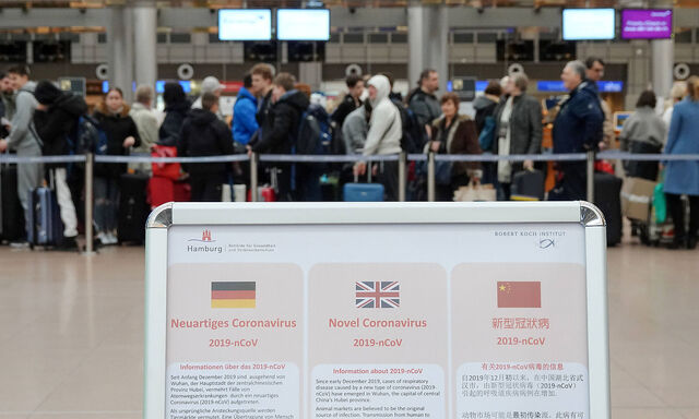 Coronavirus - Warnhinweise am Flughafen 03.03.2020, DEU, Deutschland, Hamburg: Aufsteller mit Warnhinweisen des Robert