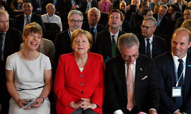 Dicke Luft zwischen Kanzlerin Angela Merkel und Dieter Kempf, dem Präsidenten des Bundesverbands der Deutschen Industrie (BDI), der im Bild neben ihr sitzt.